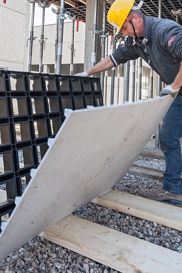 The appropriately dimensioned light formlining can easily be mounted by hand with a few screws – also on the construction site.