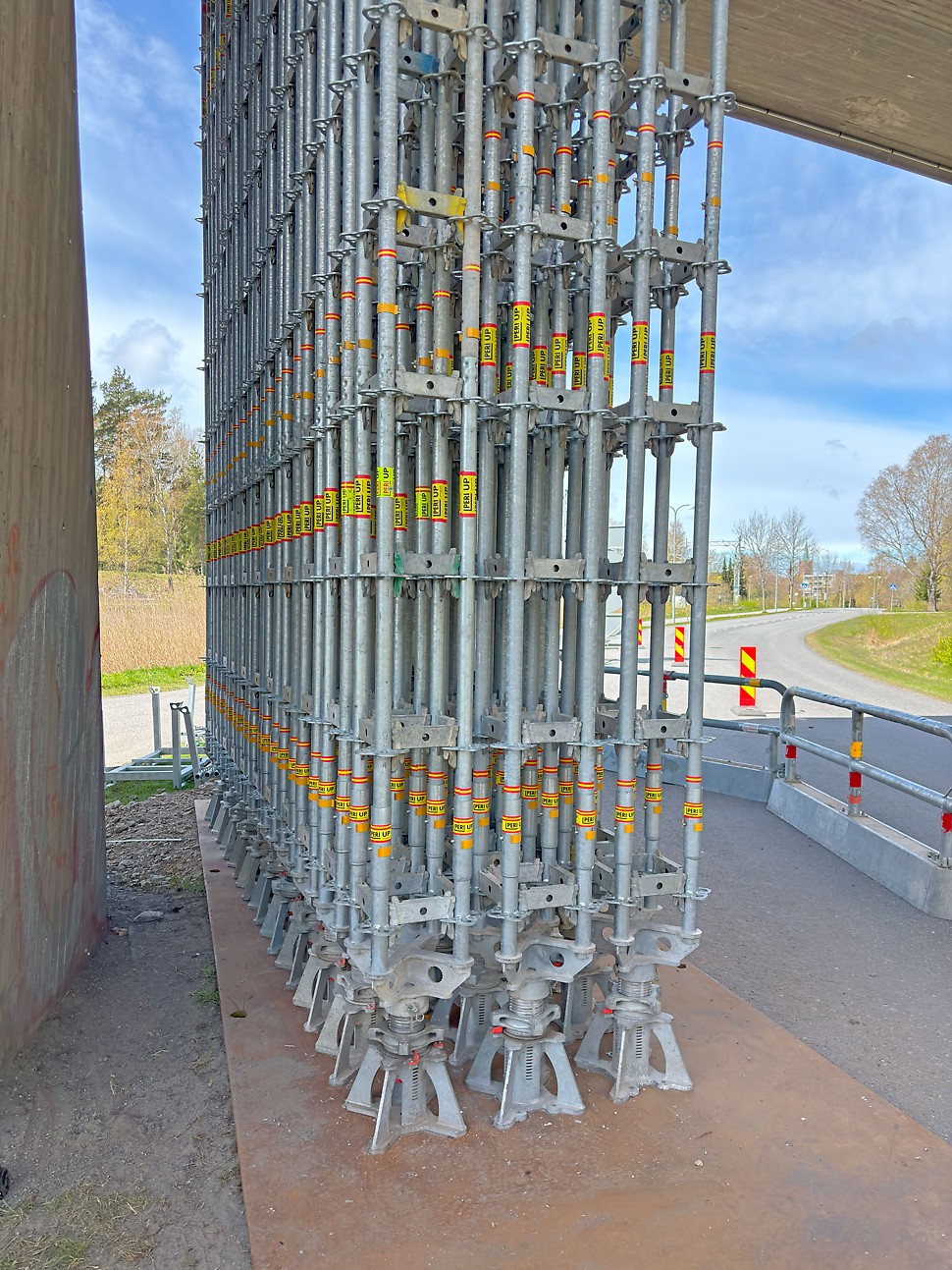 Nelijalkainen HD-tuki muodostuu PERI UP -telinejärjestelmän osista, ja yhden tuen keskitetty kantavuus on jopa 200 kN.