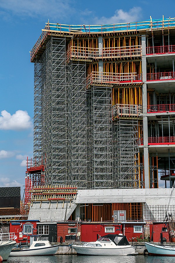 Paindliku PERI UP Flex süsteemi kasutamine aitas keerulise kujuga hoone ehituse. Kvaliteetne betoonpind saavutati VARIO GT 24 seinaraketisega. (Foto: PERI GmbH)<br/>