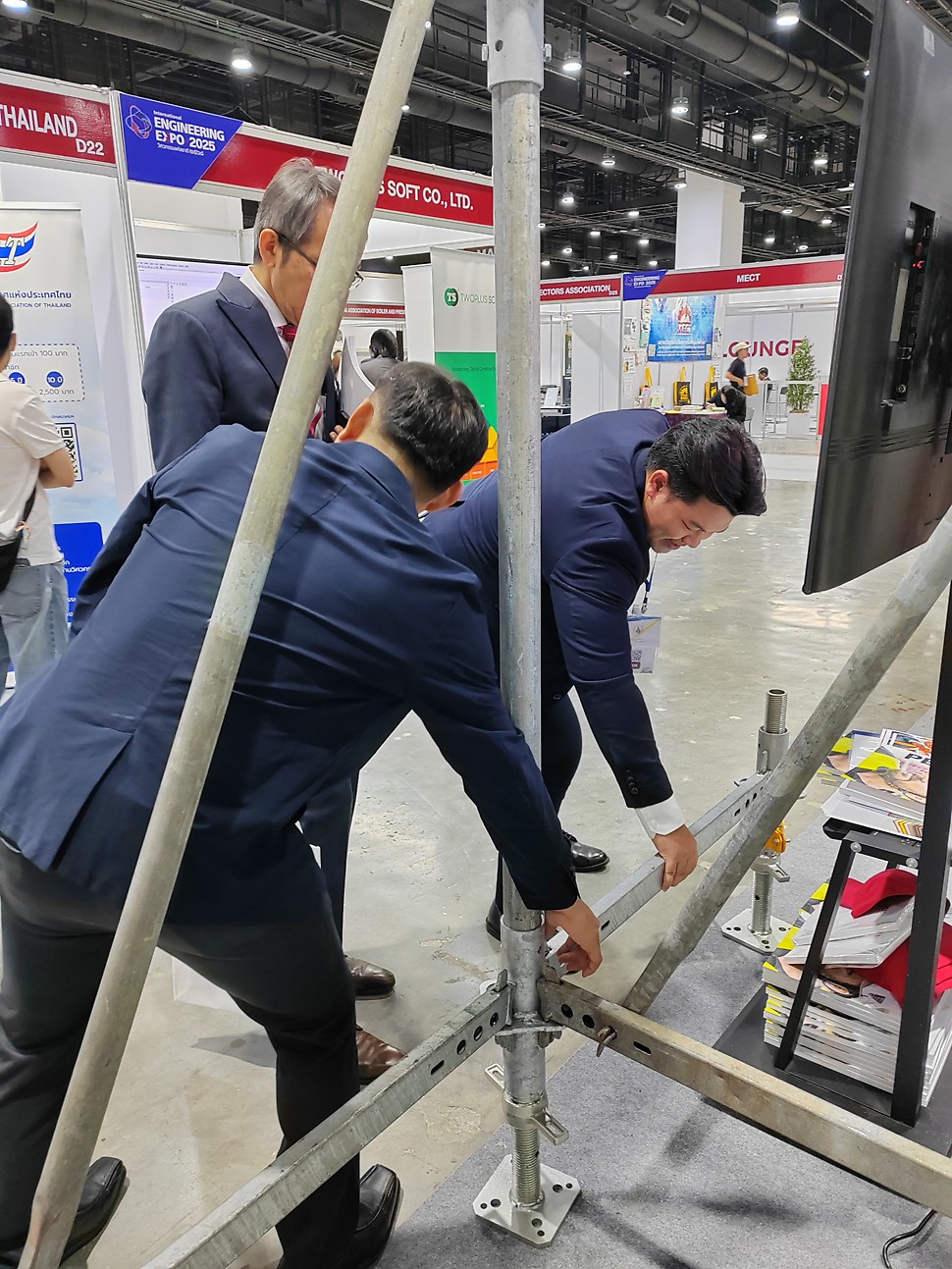Visitors engage with PERI experts at the booth, exploring cutting-edge formwork and scaffolding solutions.