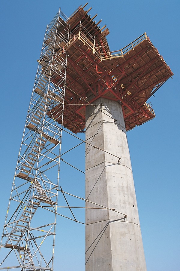 A montagem simples e a elevada estabilidade das escadas de andaimes PERI UP facilitam os trabalhos de cofragem.