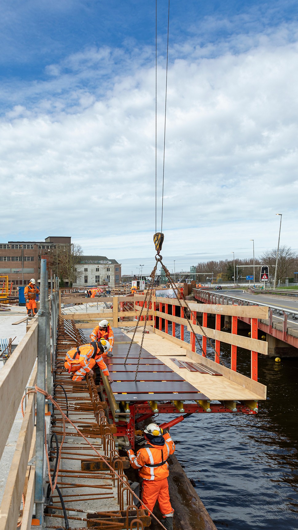Totaaloplossing (foto's genomen vóór de anderhalvemetersamenleving) Als het element in positie is gebracht, volgt een snelle en eenvoudige verankering van het PERI-element aan de bovenzijde van de prefab randligger.