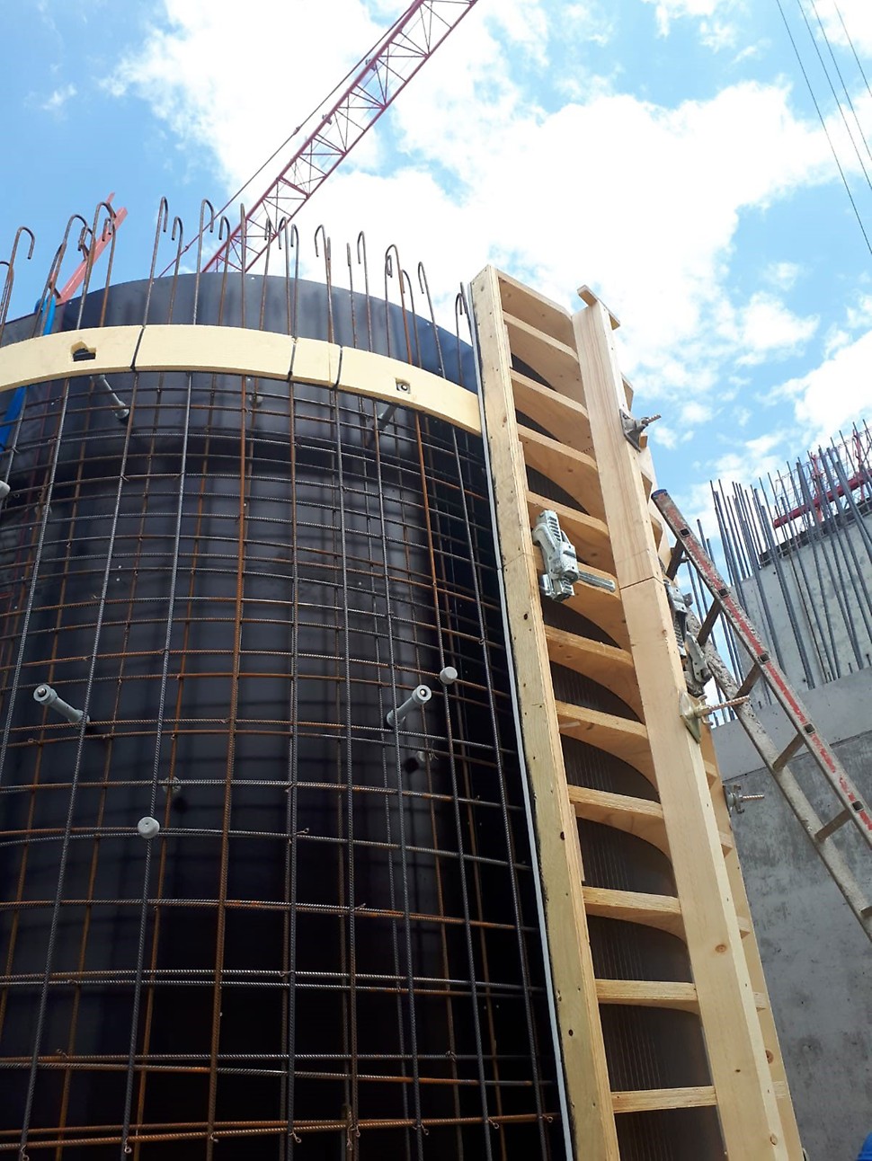 Rundschalung für Sichtbeton Die Zimmerei der PERI AG fertigte spezielle Holzelemente an, die mit den glatten FINPLY-Platten belegt wurden. Mit dem Richtschloss BFD konnten die Sonderelemente miteinander verbunden werden.