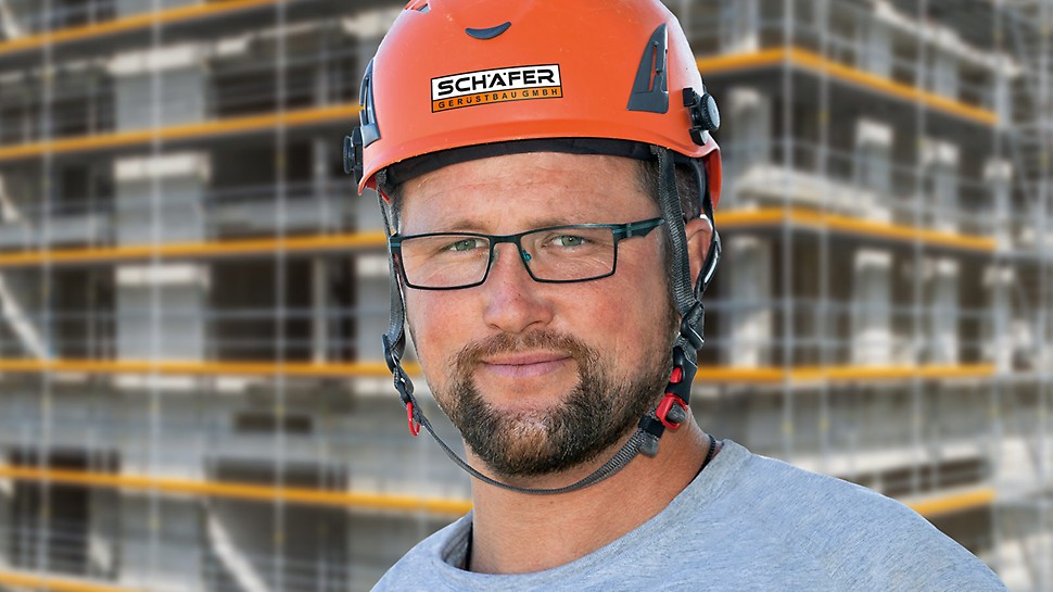 „Wir sind mit PERI UP Easy super flexibel. Und mit der Stielvariante können wir auch das für das ganze Gebäude notwendige Innengeländer vorlaufend montieren – eine Erleichterung für die Mitarbeiter, da ohne PSAgA und temporäres Montageschutzgeländer gearbeitet werden kann.“