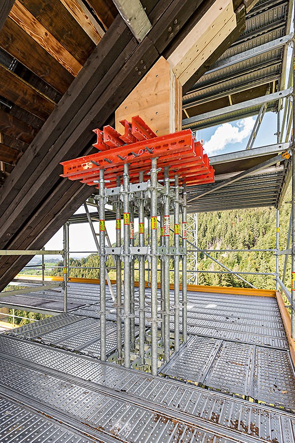 Die in das Raumgerüst und in die Belagsebene integrierte, 12-stielige Schwerlastunterstützung trug die hohen Lasten (140 kN) des auskragenden Schanzenkopfes temporär bis in den Untergrund ab.