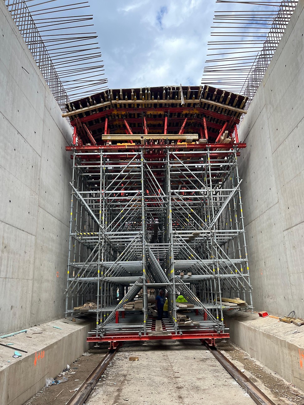 Кофраж за покривна плоча и релсова скеле конструкция