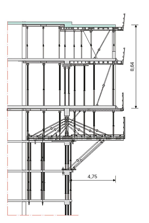 Die PERI Lösung für die auskragend herzustellenden Gebäudesegmente basierte auf VARIOKIT Tragwerkseinheiten, einer Druckabstützung mithilfe von MULTIPROP Alu-Stützen über alle Stockwerke hinweg sowie einer integrierten Zugabspannung im Gebäudeinnern in die drei darunterliegenden Geschossdecken.