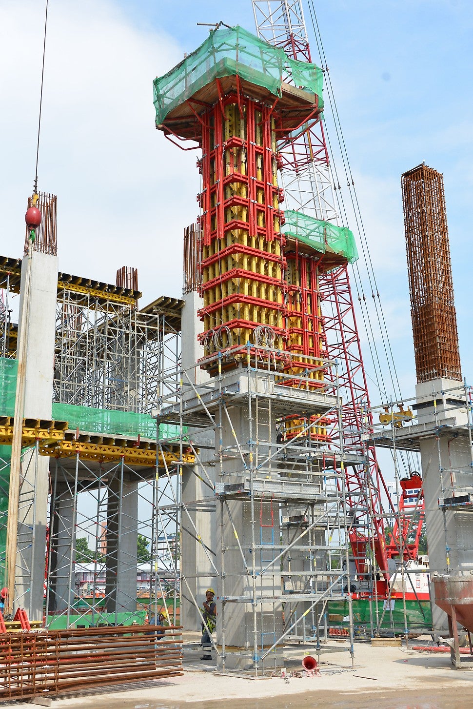 VARIO GT 24 as Column Formwork &amp; PERI UP Tower as safe scaffold &amp; access