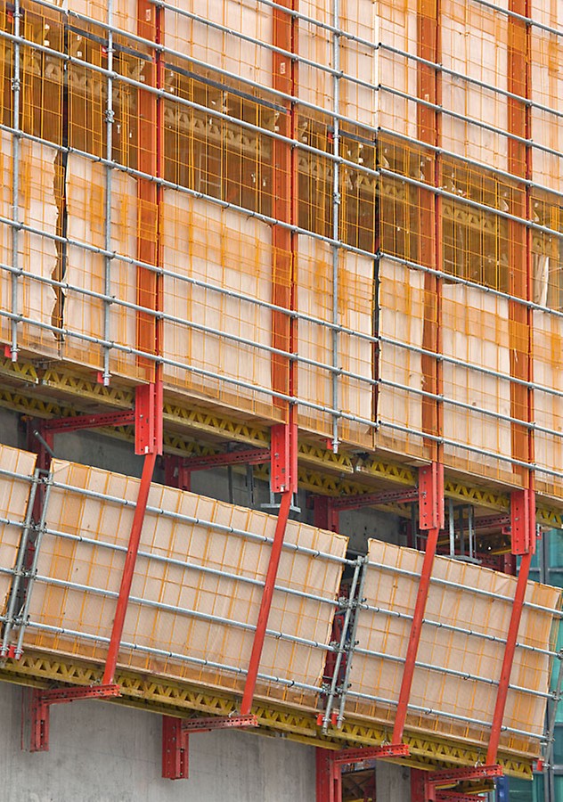 The 2,00 m high mesh barriers from the PROKIT safety system are also clad with sheeting thus creating a gap free enclosure.