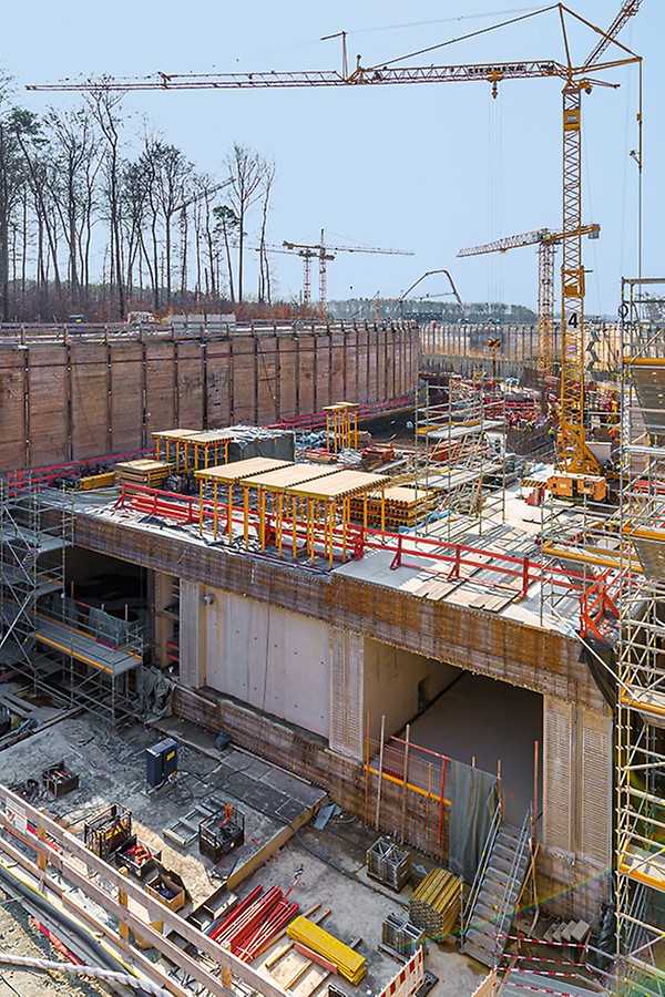 Der Tunnel wird in 44 Abschnitten in offener Bauweise erstellt. Wand- und Deckenstärken von 2 m sowie unzählige Störstellen sind die Regel. Kaum ein Takt gleicht dem anderen.