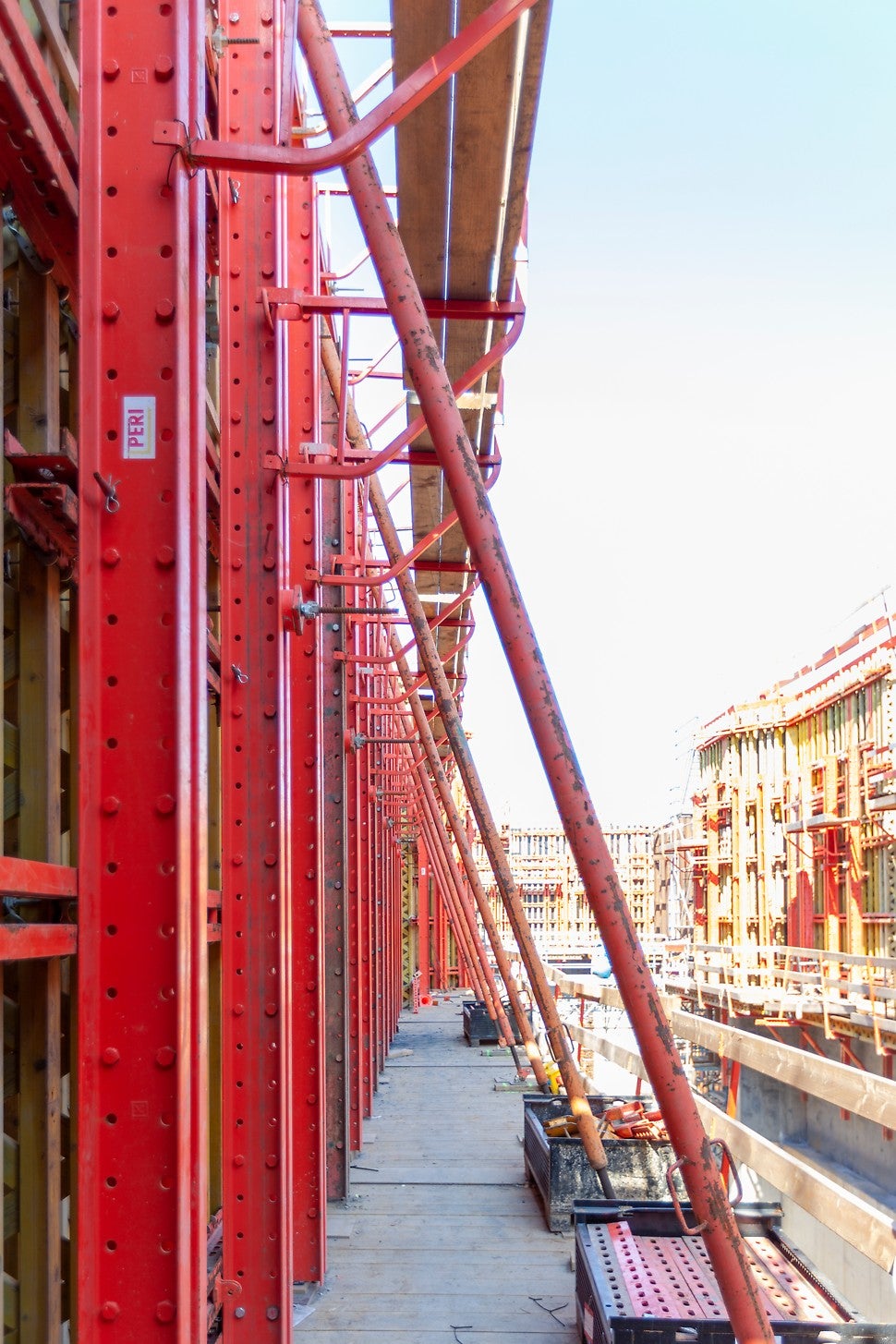 Dankzij de zwaarlastschoren van het VARIOKIT systeem van PERI werd het aantal centerpengaten in de wanden met 35% (!) gereduceerd. Een absolute troef voor een sluiswand. 