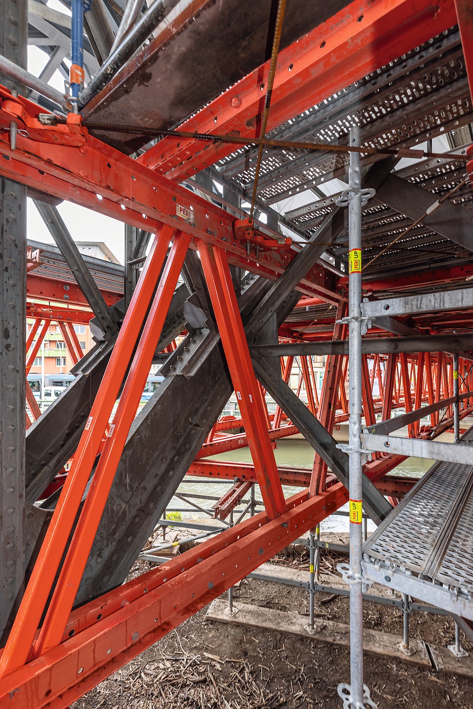 Nach dem Einfahren unter den Brückenbogen mittels polygonalem Querverschub wurden die VARIOKIT Fachwerkträger auf die statisch notwendige Gesamtlänge von 37 m erweitert – zwischen der vorhandenen Brückenkonstruktion hindurch bis zu deren Fundamente.