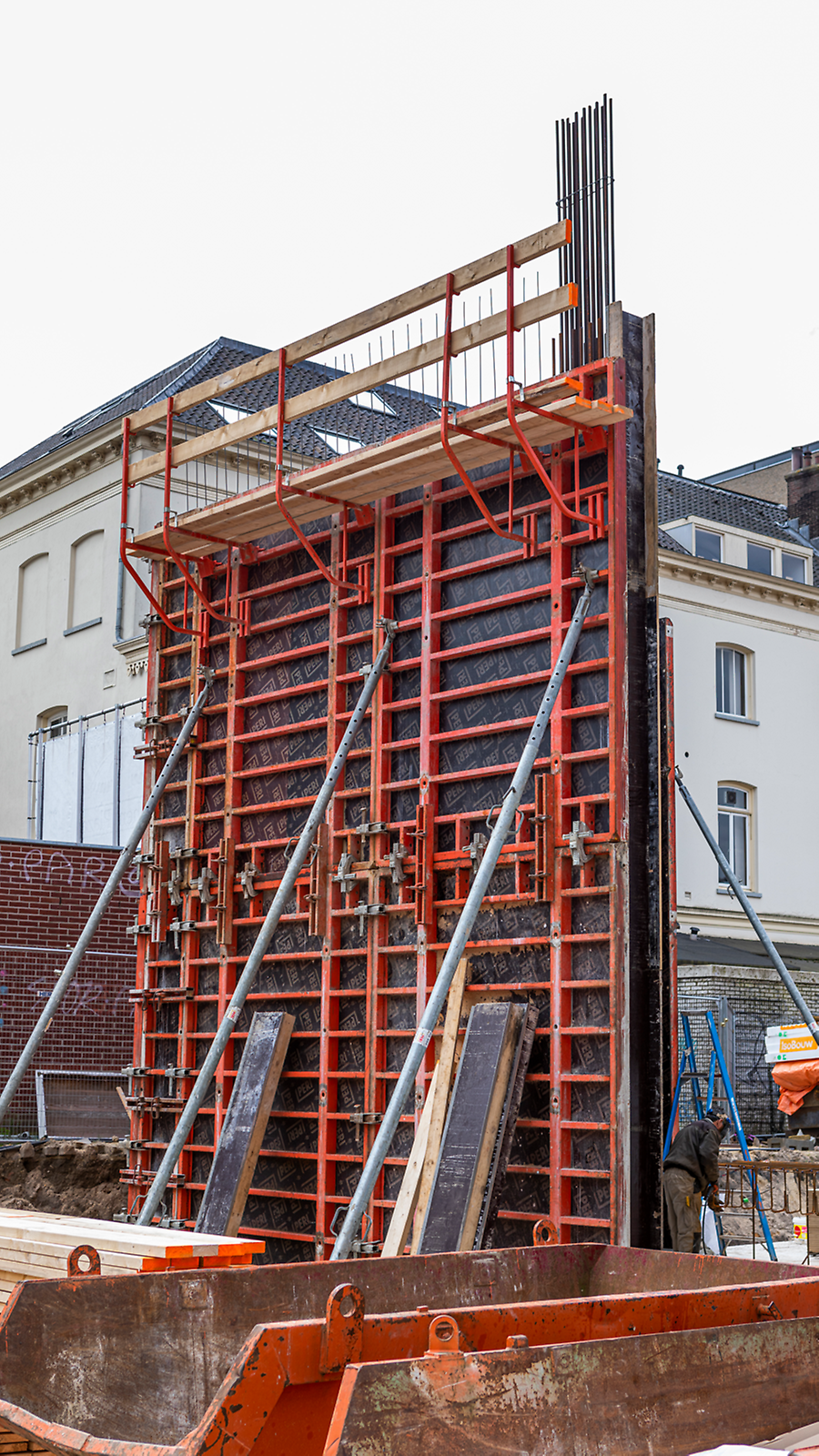 De stelkist TRIO wordt vakkundig geplaatst en geschoort.