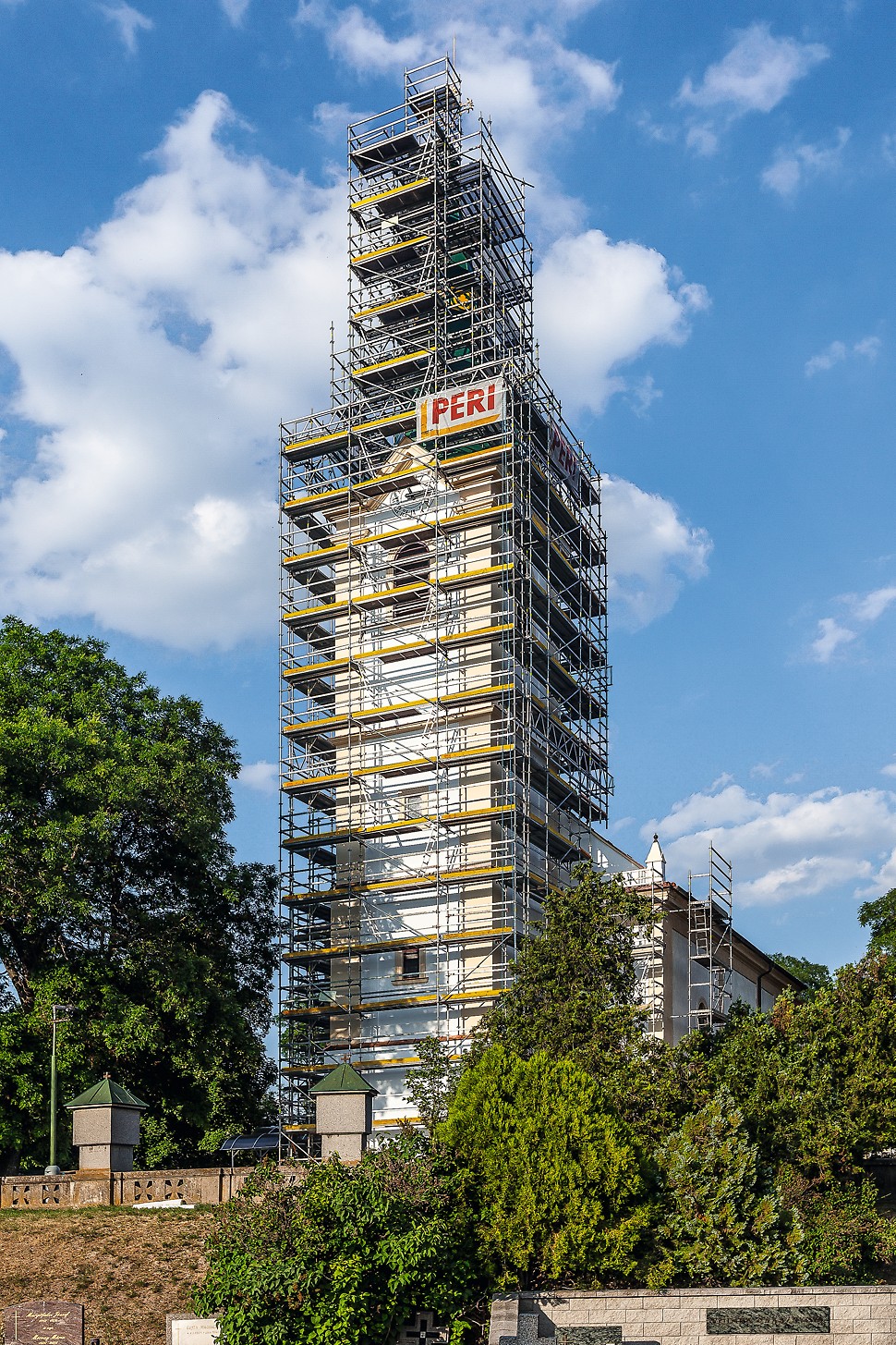 Lešenie PERI UP bolo navrhnuté a postavené v limitovaných podmienkach sakrálnej stavby, s preklenutím nad vstupom do kostola a so špeciálnou požiadavkou, aby v mieste oplechovania veže nebolo použité žiadne kotvenie, v tomto prípade až do výšky lešenia 12 m.