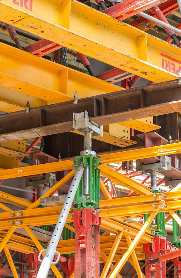 Głowica VST umożliwia płynną regulacje wysokości i rozdeskowanie za pomocą siłowników hydraulicznych.