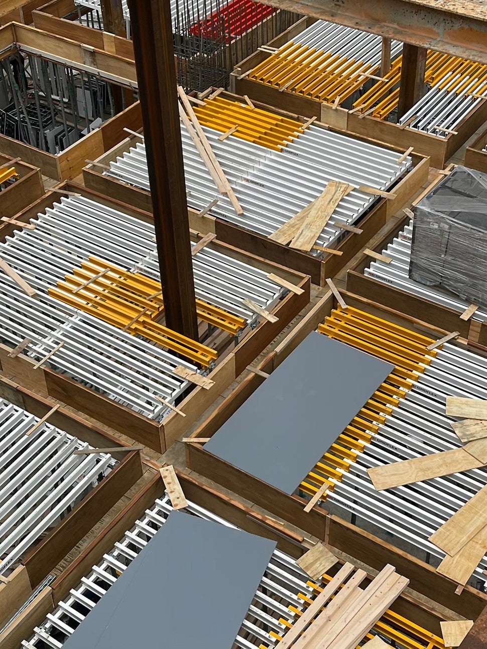 The slab formwork provides the corresponding flexibility to be able to adapt to different situations by sampling and changing the shuttering direction as well as corresponding filler panels.