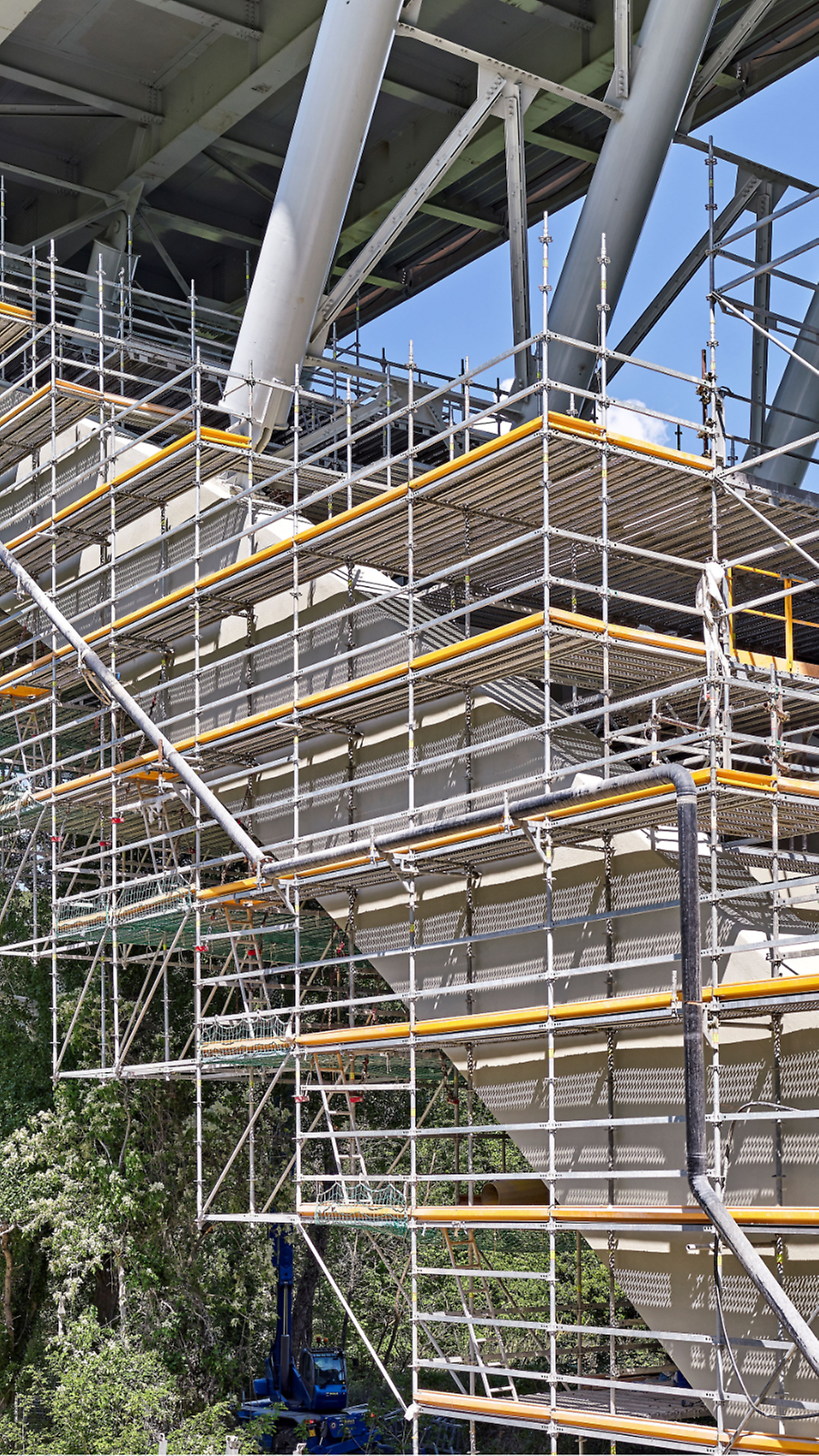 Particolare del ponteggio PERI UP montato sull&#039;arco del Ponte Leonardo