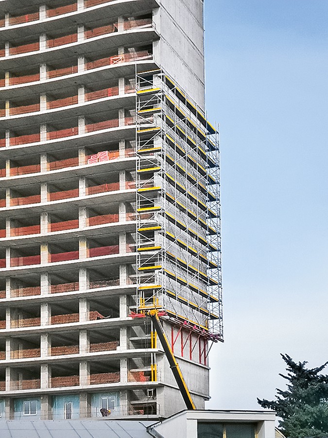 Таким образом, фасадные леса собирались без опирания на землю.