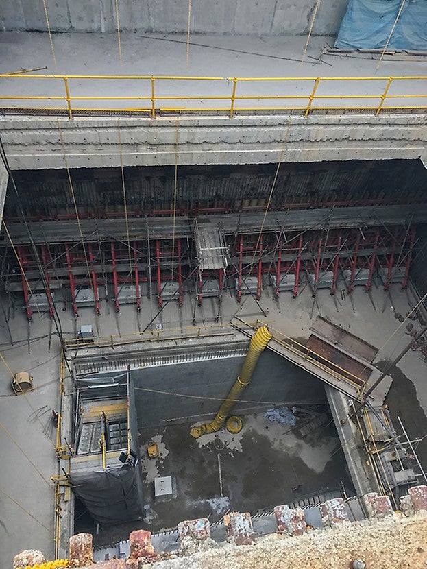 A 10 m long single sided wall that uses SB Brace Frame and VARIO with wheels.