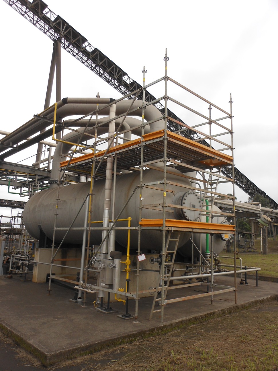 Aplicação do PERI UP, andaime multidirecional em diversos equipamentos da Unidade de Industrialização do Xisto, comprovando sua versatilidade e eficiência. 