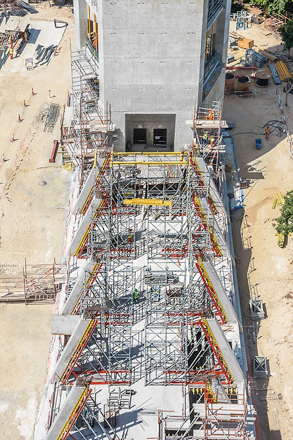 The planned exhibition area covered the complete 90 m width between the two towers. The 24 inclined columns, each 7 m high, were formed with VARIO GT 24. PERI UP Modular Scaffolding was used as shoring for the MULTIFLEX Slab Formwork as well as access scaffold.