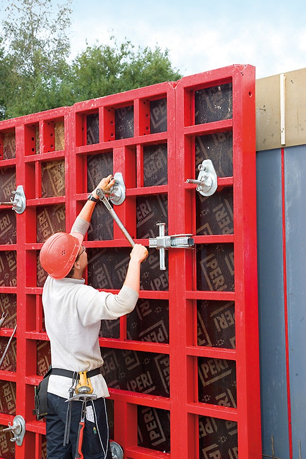 Der MAXIMO Anker ist einseitig bedienbar und spart den Mann auf der Außenseite.