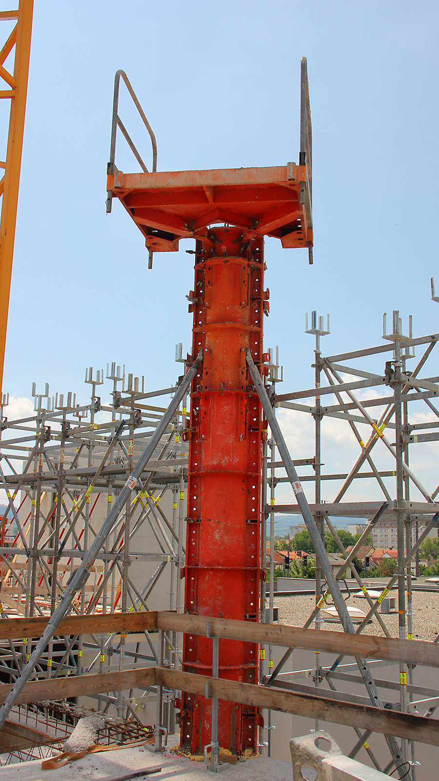 SRS Rundsäulen Durch die SRS Rundsäulen Schalungen können Säulen rasch und sicher errichtet werden.