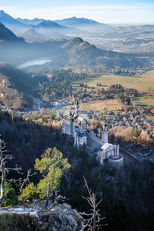 Weltweit einmalig an Neuschwanstein ist die idyllische Lage umgeben von Seen und Bergen.
