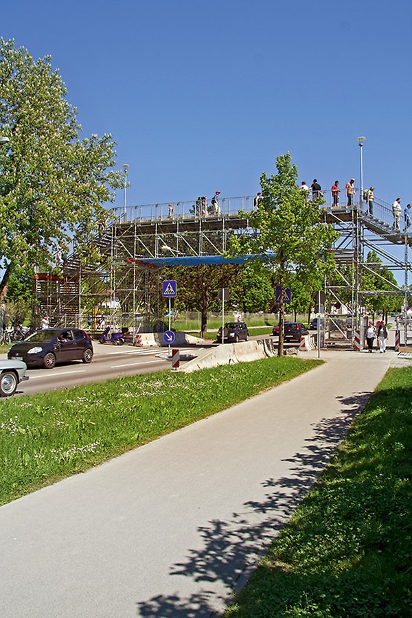 LGS is suitable for temporary pedestrian bridges and meets the requirements regarding guardrail loads and geometries for use in public areas.