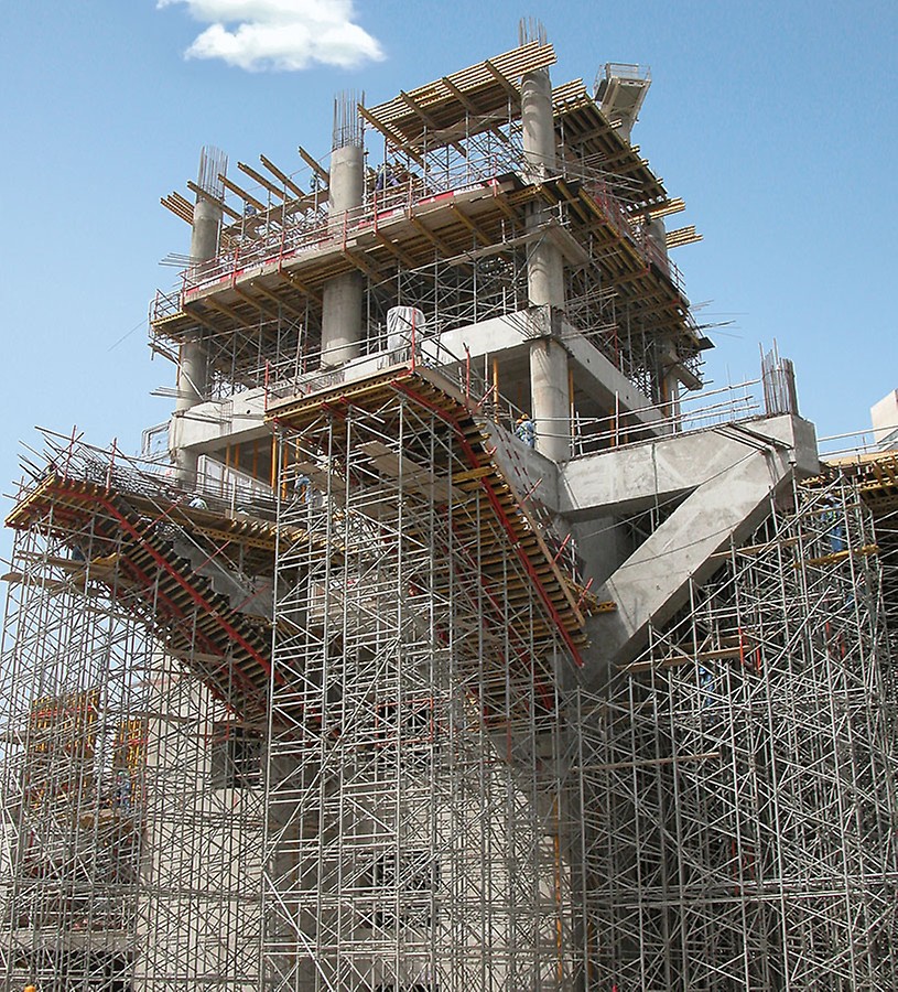 Bir alışveriş merkezinin zor bir geometriye sahip eğimli beton yüzeyinin PD 8 iskele sistemleri ile çözümü.