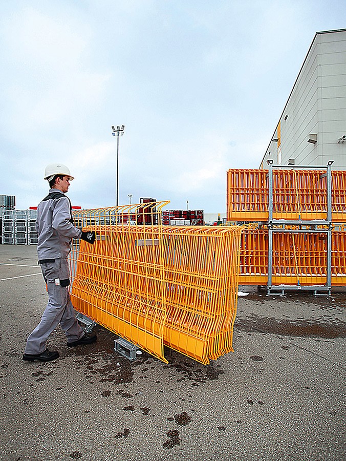The Pallet EP 110 for transporting the side mesh barriers features a removable frame and provides space for 25 barriers. It allows safe and space-optimized transport, and is stackable.