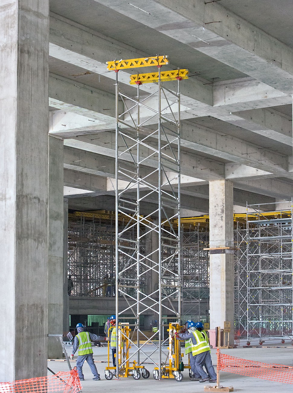 Midfield Terminal Building, Abu Dhabi - Easy lateral transport: the PD 8 slab tables can be moved by hand by means of a transportation trolley. This reduces crane requirements quite considerably.