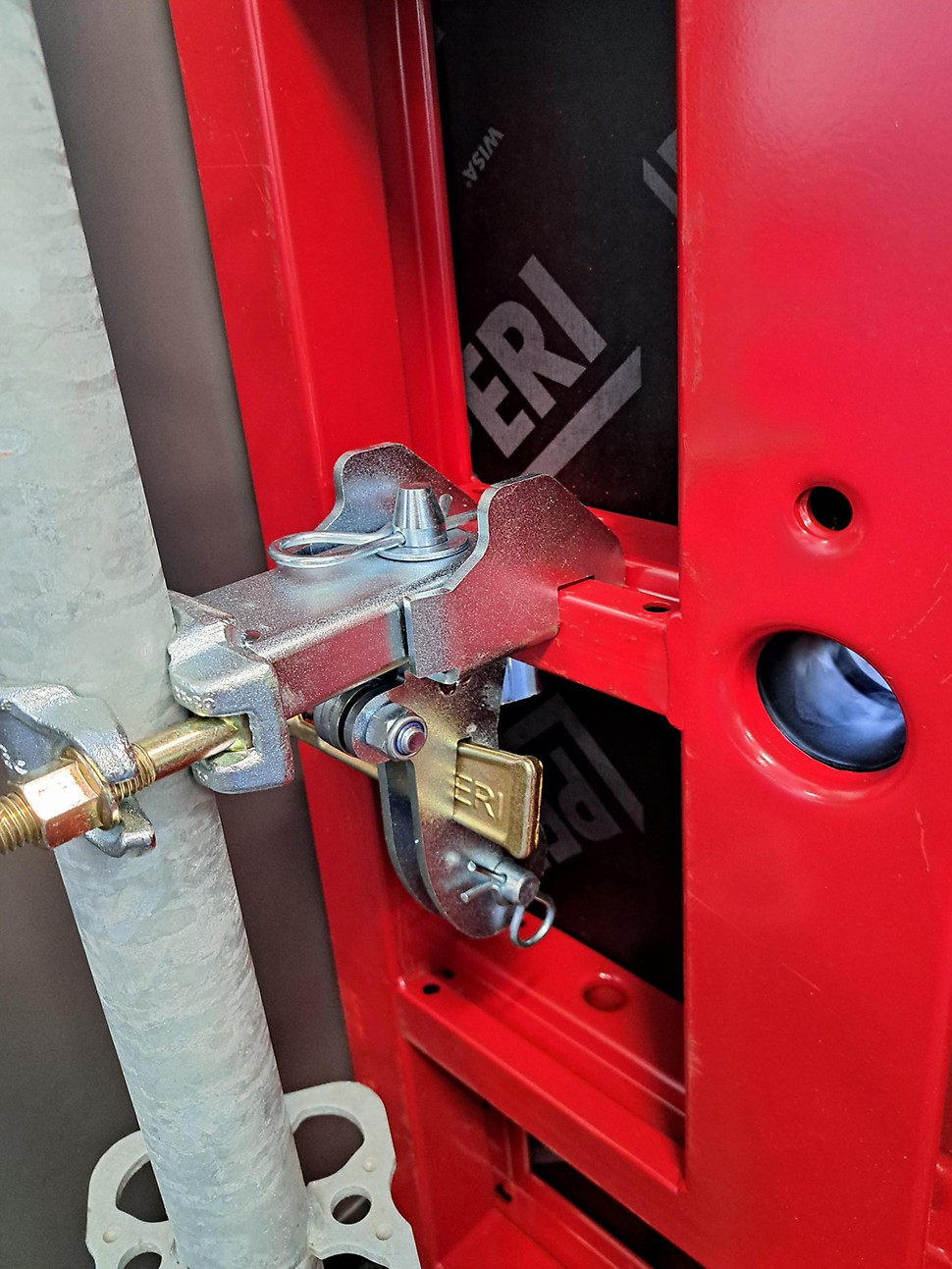 Über die neuen, knochenförmigen Elementstreben lassen sich die Anwendungen aus dem PERI UP Gerüstbaukasten direkt am Element anschliessen. Somit lassen sich Schalung und Gerüst in einem Hub schnell und sicher versetzen.
