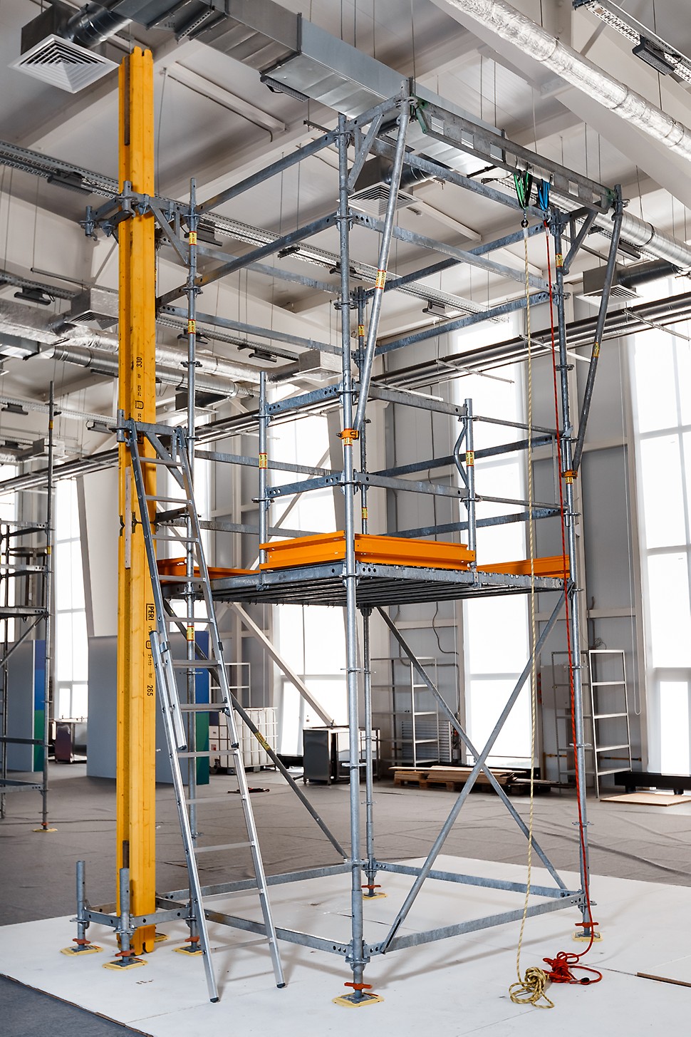 Легкие элементы системы PERI UP Flex быстро монтируются: зацепляясь друг за друга, они автоматически фиксируются в рабочем положении.