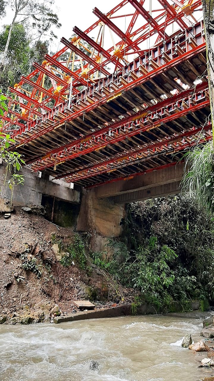 Sistema de ingeniería ALPHAKIT dando soporte a las vigas del puente en conjunto con el sistema LIWA.