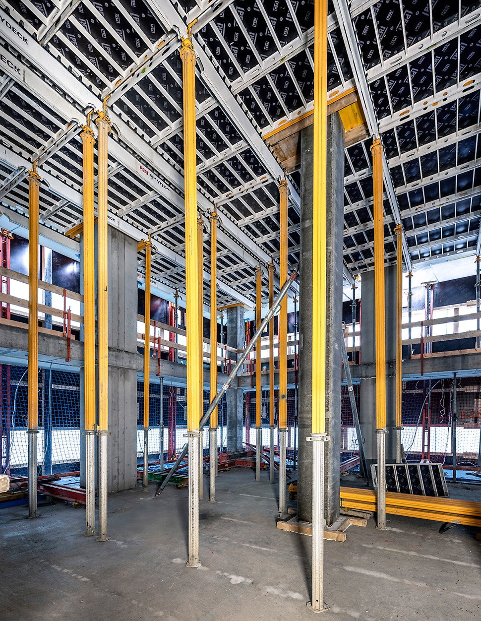 The lightweight, easily manageable system components of the SKYDECK Panelized Slab Formwork enabled energy-saving work processes and short shuttering times.