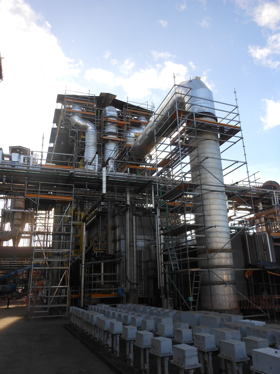 Um dos principais benefícios proporcionados pelo PERI UP foi a segurança. A superfície perfurada da plataforma proporcionou um elevado nível de segurança durante os períodos de chuva do local. 