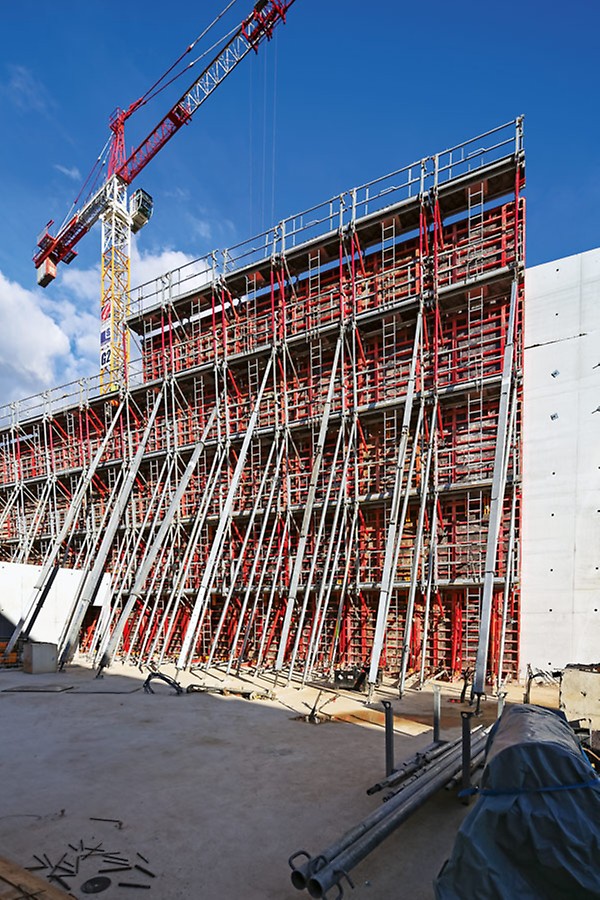 The TRIO panel formwork allows the construction of the 13.50 m high walls with variable inclinations. Up to 14 m long RS push-pull props ensure the correct alignment of the elements.