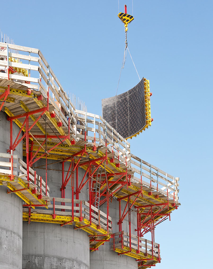 Optimal jobsite results: PERI climbing formwork solution with CB climbing platforms and accurately rounded VARIO GT 24 wall formwork.
