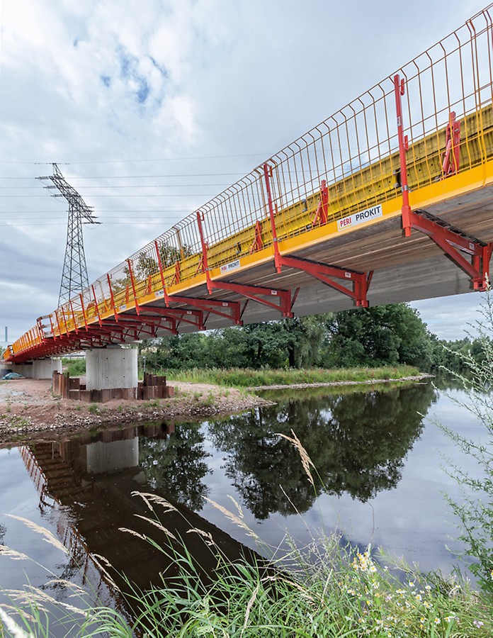 The lightweight VGK Cantilevered Parapet Bracket comes with comparatively few anchor points. The PERI solution of a closed system for cantilevering and anchoring during refurbishment operations provides users with significant cost benefits.