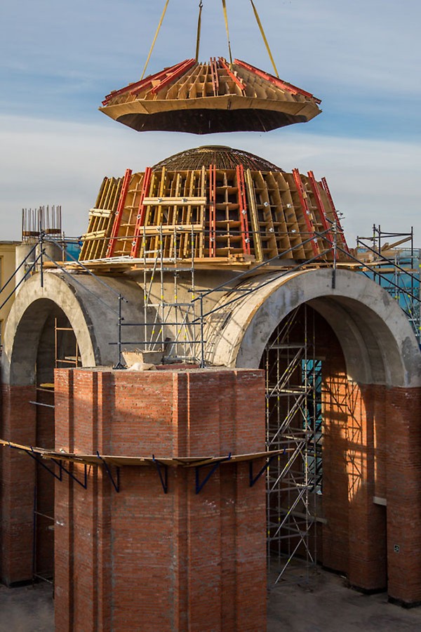 Установка наружной части опалубки одного из четырех малых куполов. Сборка модульных конструкций осуществлялась на складе в г. Кинель (Самарская обл.). Это позволило минимизировать работы по сборке, установке готовой опалубки в проектное положение, а также последующему демонтажу. За основу применена система VARIOKIT. Для установки в проектное положение использовались леса PERI UP. Такая схема опалубливания значительно ускорила производство монолитных работ.