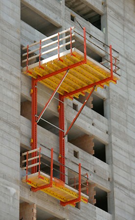 Un dettaglio della configurazione del sistema RCS-P impiegato nell&#039;edificio: piano di carico sollevato idraulicamente