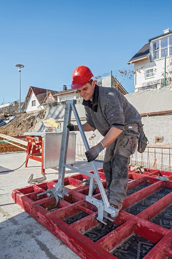The modular MXK System consists of lightweight, pre-assembled system components. Assembly can take place manually on the ground.