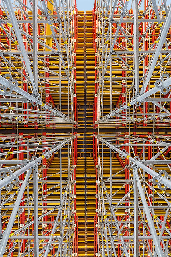 Foi possível ajustar os sistemas modulares PERI UP e VARIOKIT de forma extremamente flexível à geometria da ponte e às cargas.