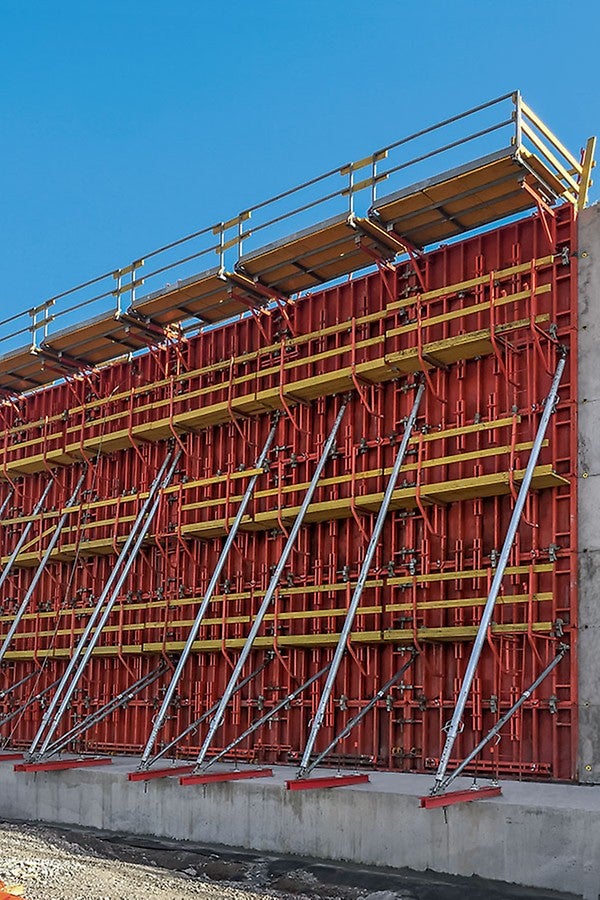 Using 75 m² TRIO units, the tank walls as well as all the walls of the pumping station as well as the concrete casing of the pipelines were quickly and cost-effectively formed.