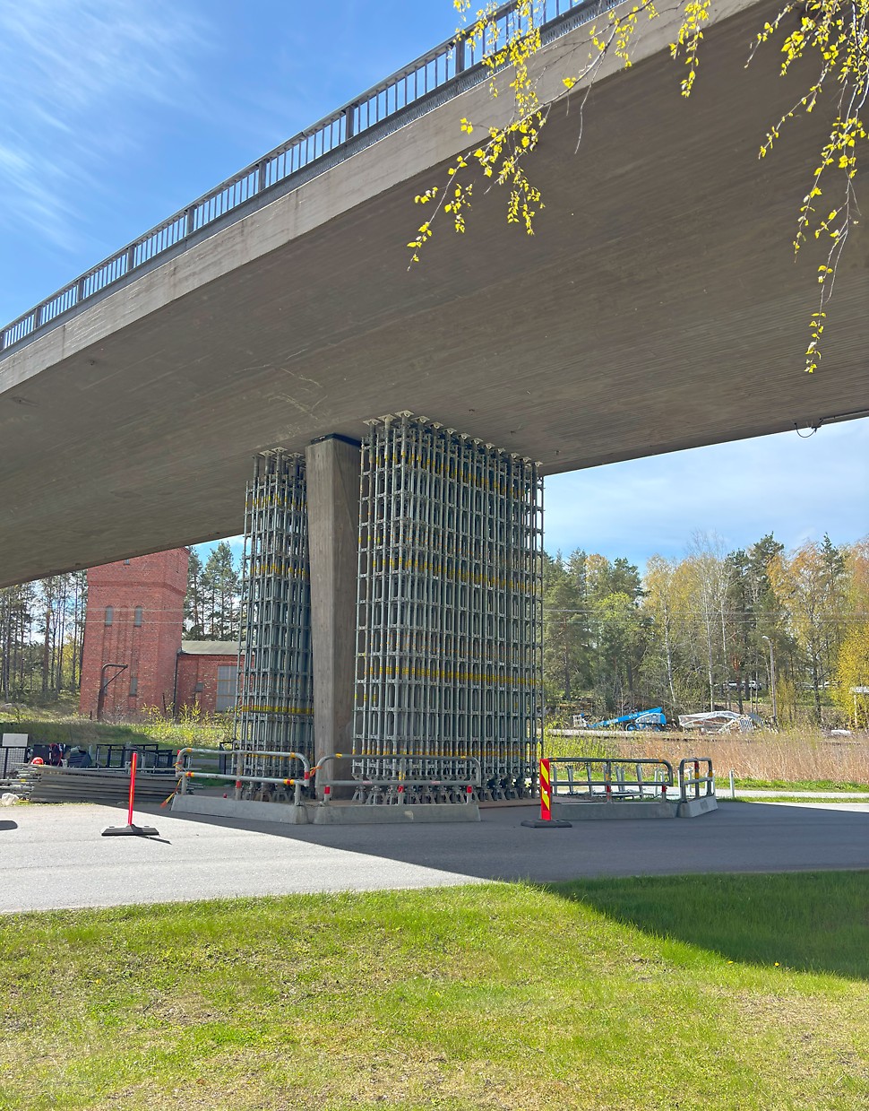 HD-tukien kanssa on käytössä hydrauliyksikkö, jolla tuennat kiristettiin haluttuun esijännitykseen. Hydrauliyksikkö mahdollistaa hallitun korkeudensäädön kuormitettuna.