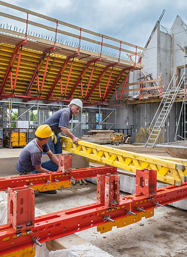 Schalung und Tragsystem für die Schrägdächer aus Stahlbeton basierten auf den PERI Baukastensystemen VARIOKIT und PERI UP.