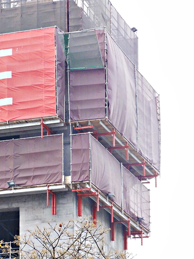 PERI provided the ACS and RCS automatic climbing for the cores in advance and subsequently complete enclosure with the RCS protection panel