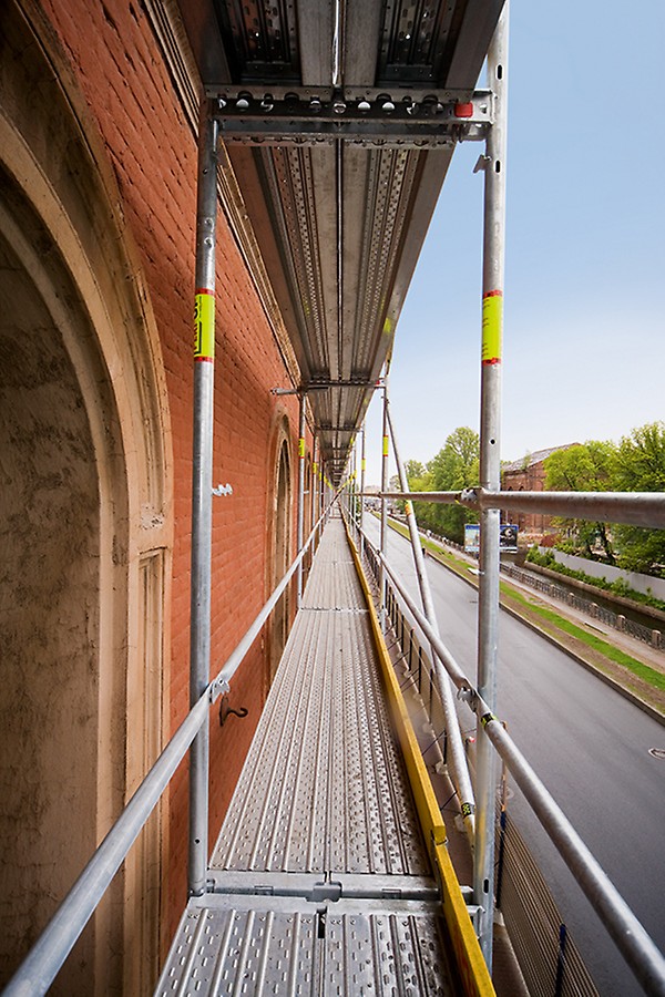 Конструкция из лесов PERI UP обеспечивает максимальную близость к зданию и полную безопасность находящихся на лесах реставраторов.