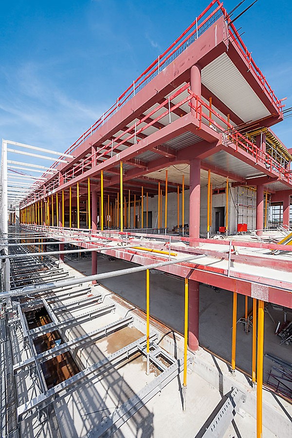 Mai mult de 4,500 de popi pentru planșeu MULTIPROP au preluat sarcinile rezultate din susținerea structurii metalice. Popii extensibili până la 6.25 m cântăresc doar 35 kg și pot fi manevrați manual. 